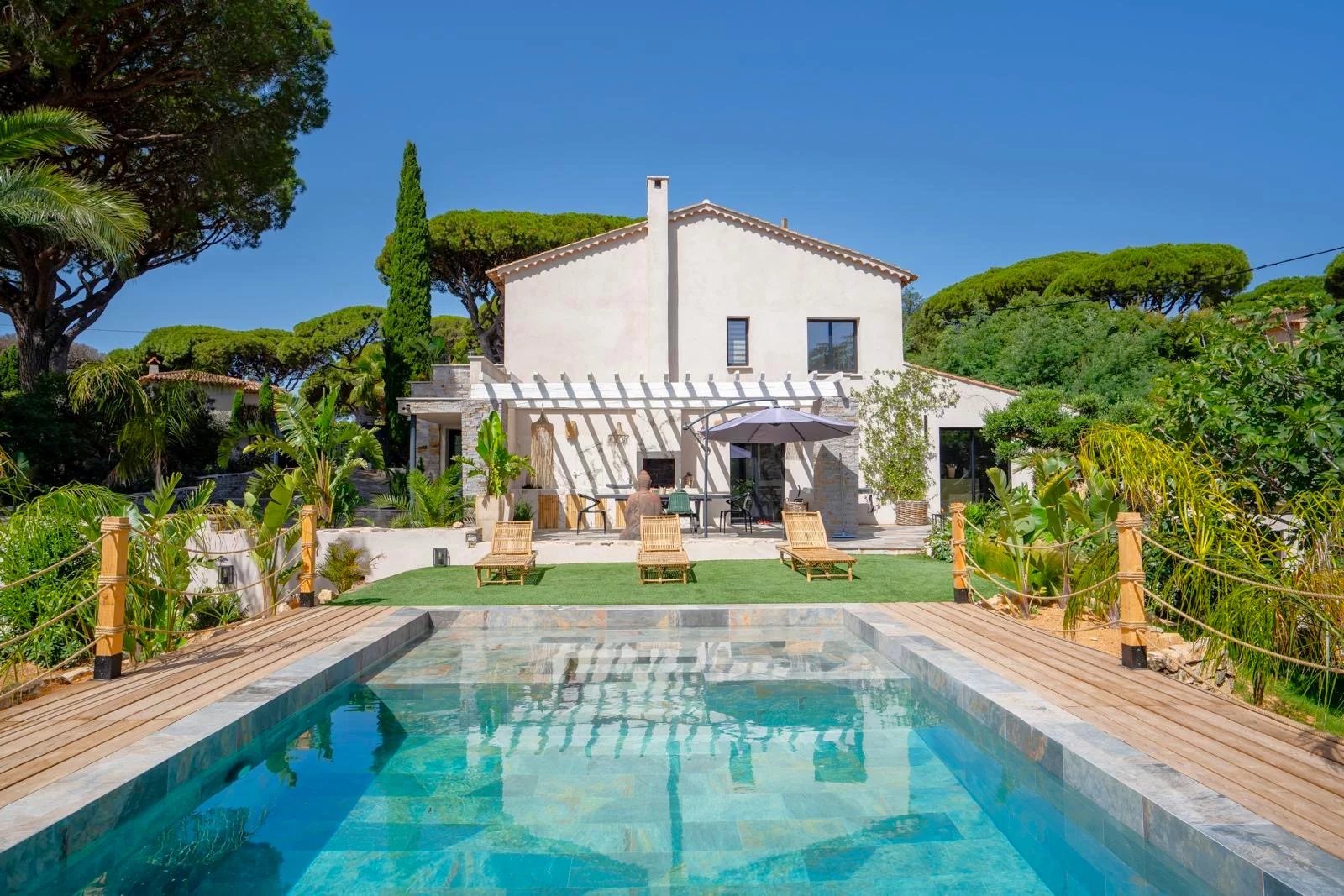 Villa rénovée à vendre à pied des plages à Grimaud