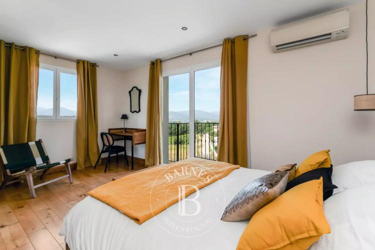 GOLFE DE SAINT TROPEZ - COGOLIN - VILLA RENOVEE - VUE DEGAGEE
