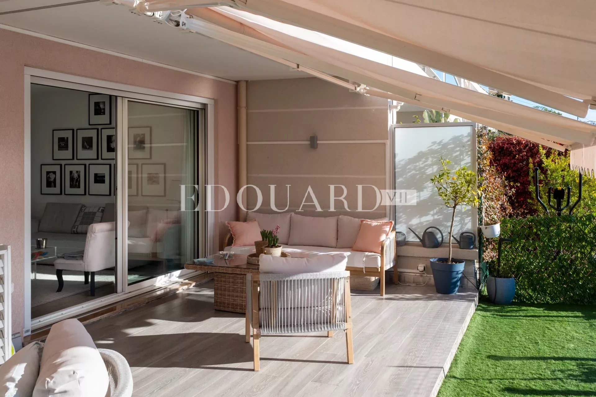 Magnifique trois pièces entièrement rénové avec terrasse, jardin et vue mer