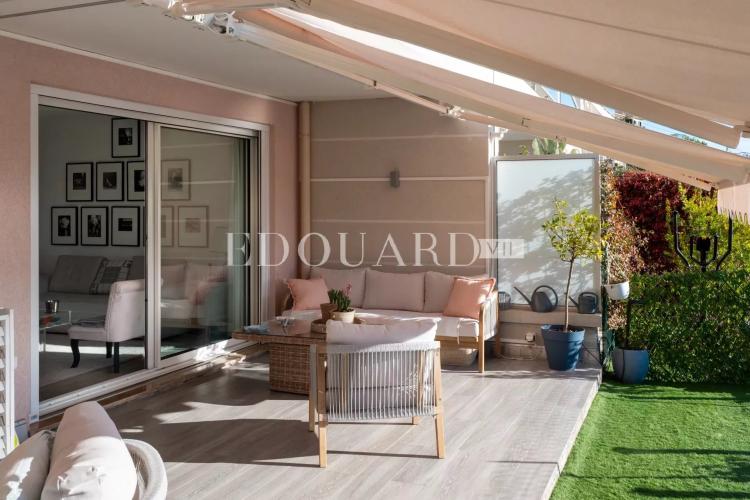 Magnifique trois pièces entièrement rénové avec terrasse, jardin et vue mer