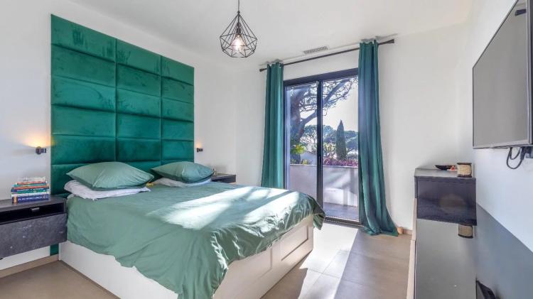 Villa rénovée à vendre à pied des plages à Grimaud
