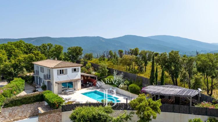 GOLFE DE SAINT TROPEZ - COGOLIN - VILLA RENOVEE - VUE DEGAGEE