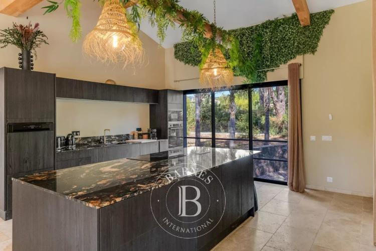 GRIMAUD - MAISON RENOVEE - 6 CHAMBRES - PROCHE VILLAGE