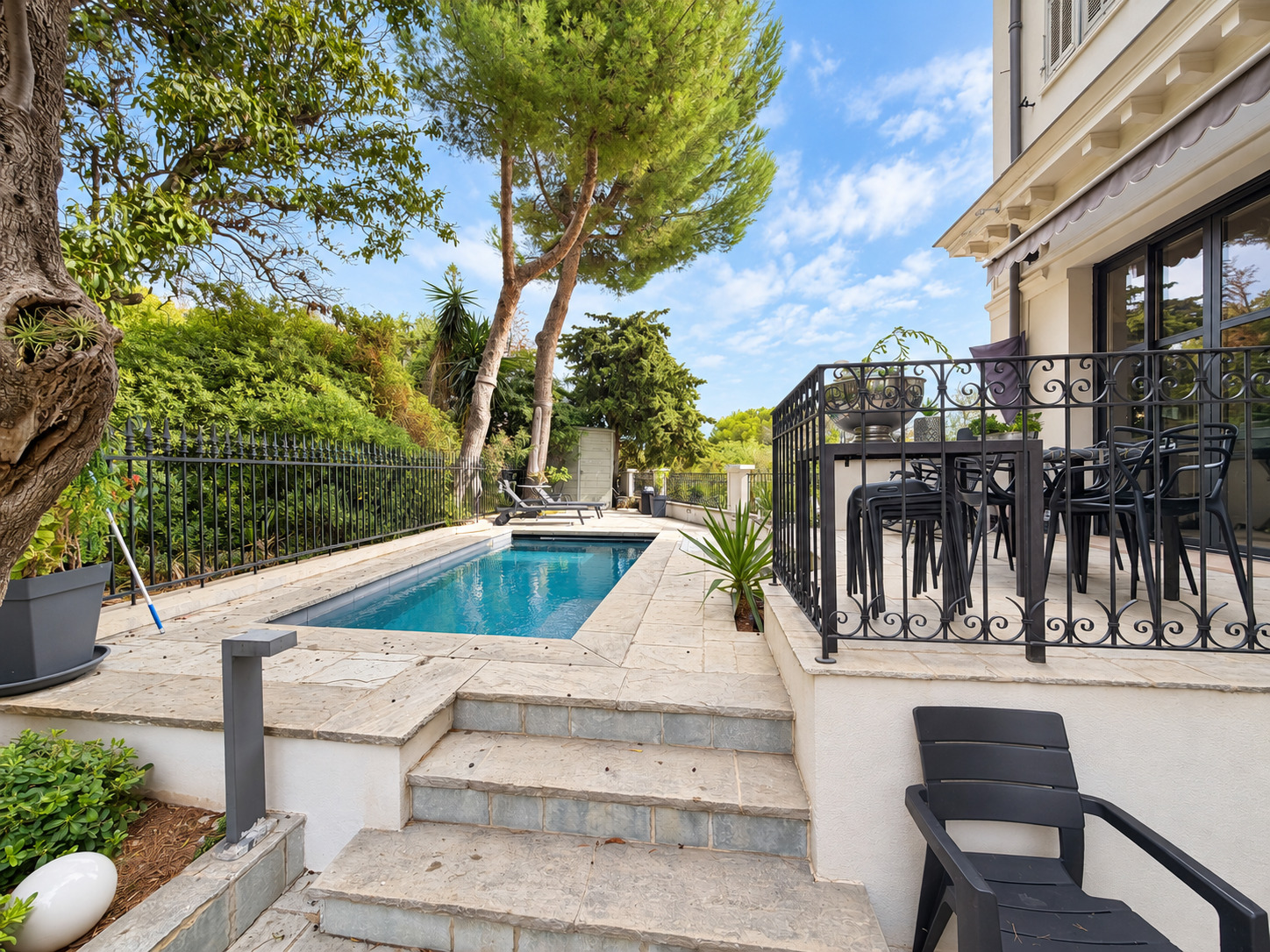 Cap-d’Ail – Élégant appartement à l’esprit villa, jardin privatif, piscine et vue mer