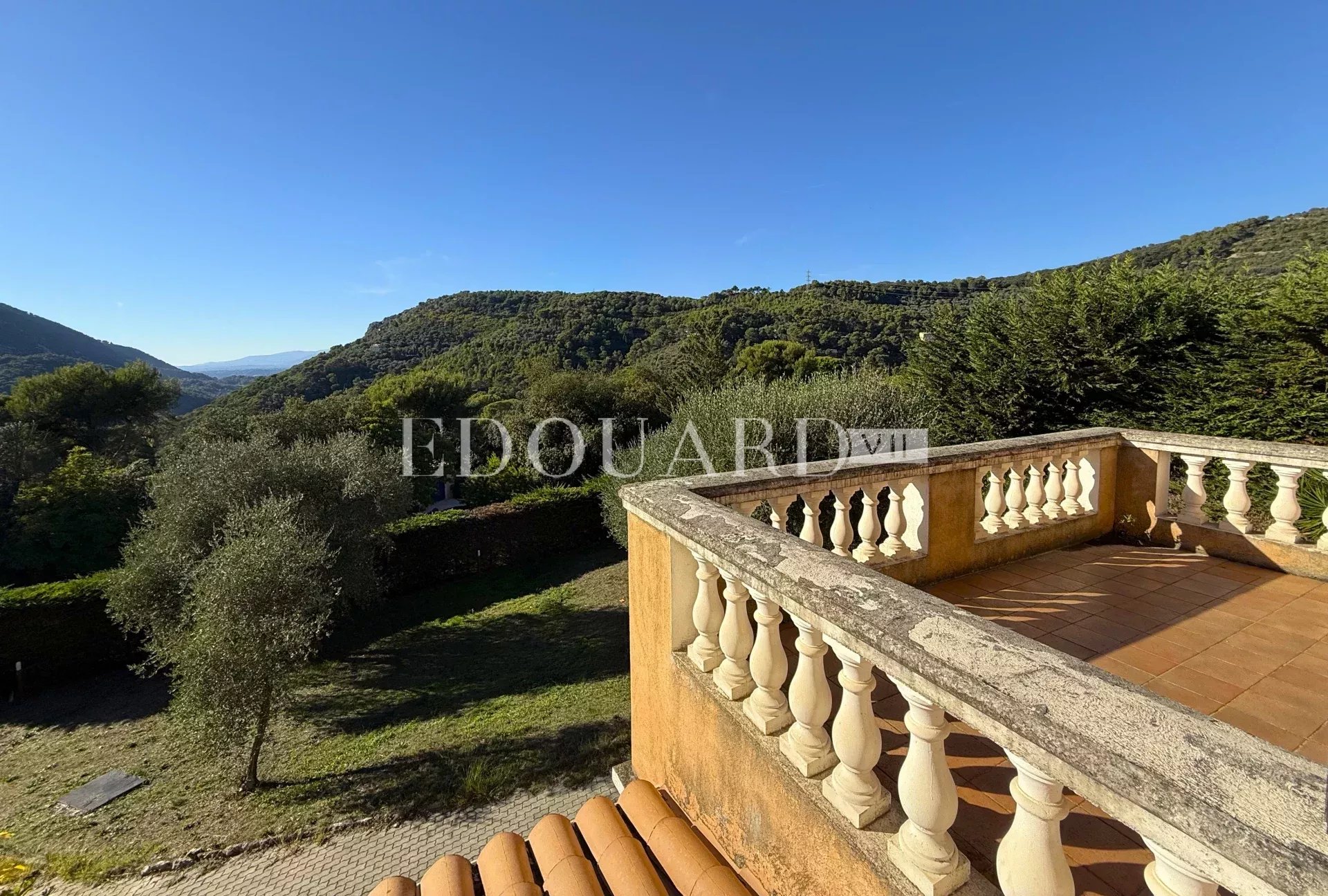 Dans un domaine privé proche de La Turbie, à vendre villa présentant un potentiel important