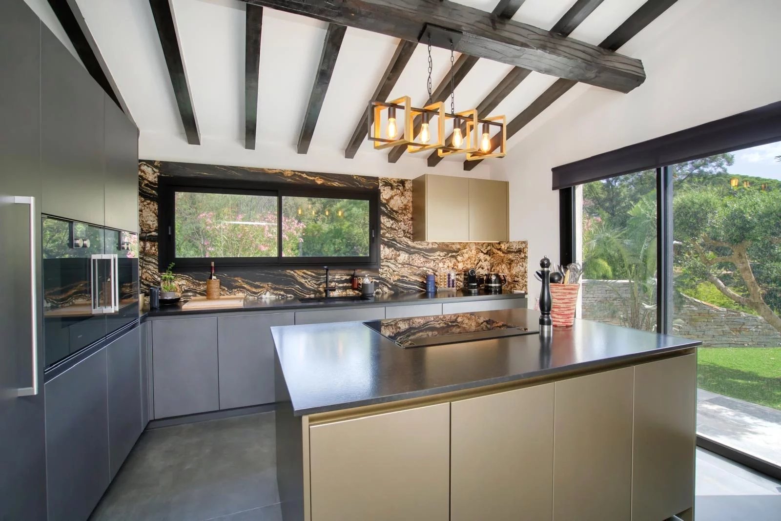 Villa rénovée à vendre à pied des plages à Grimaud