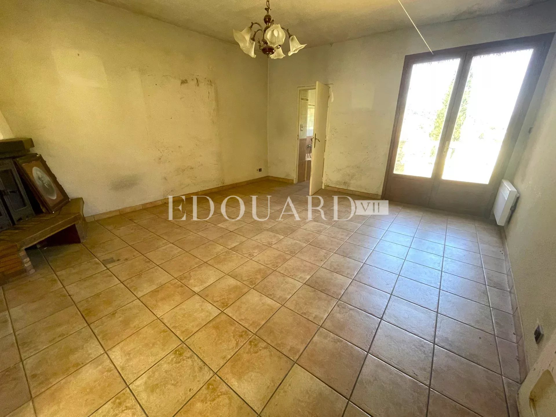 Proche du centre de La Turbie, à vendre maison de village de 180 m² à rénover, divisée en quatre appartements