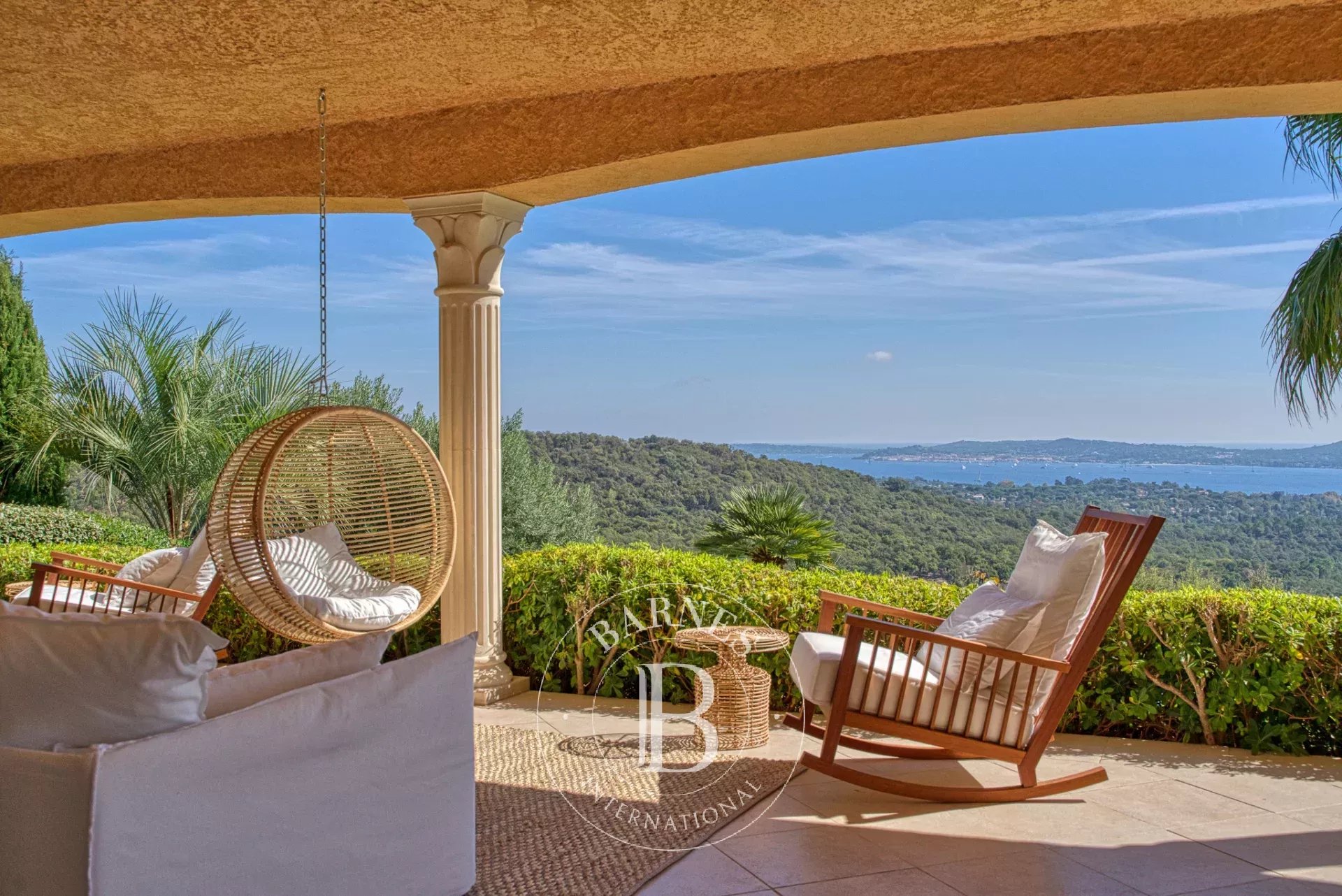 GOLFE DE SAINT TROPEZ - VILLA RÉNOVÉE AVEC VUE MER PANORAMIQUE- 8 CHAMBRES