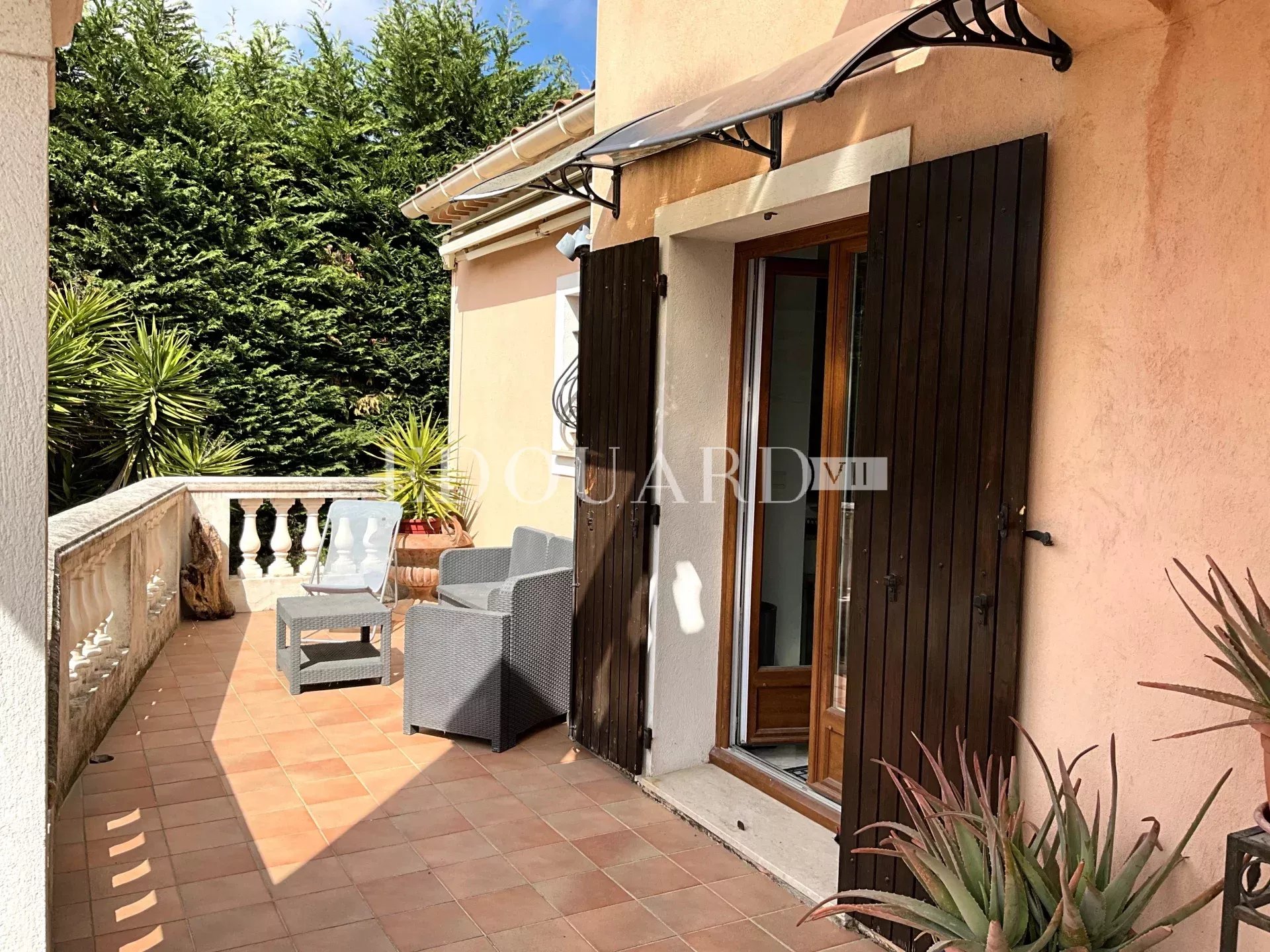 Dans un domaine privé proche de La Turbie, à vendre villa présentant un potentiel important