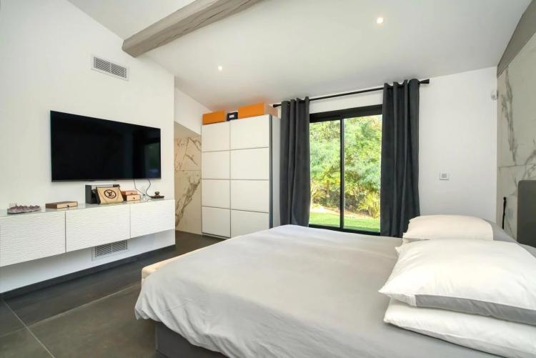 Villa rénovée à vendre à pied des plages à Grimaud