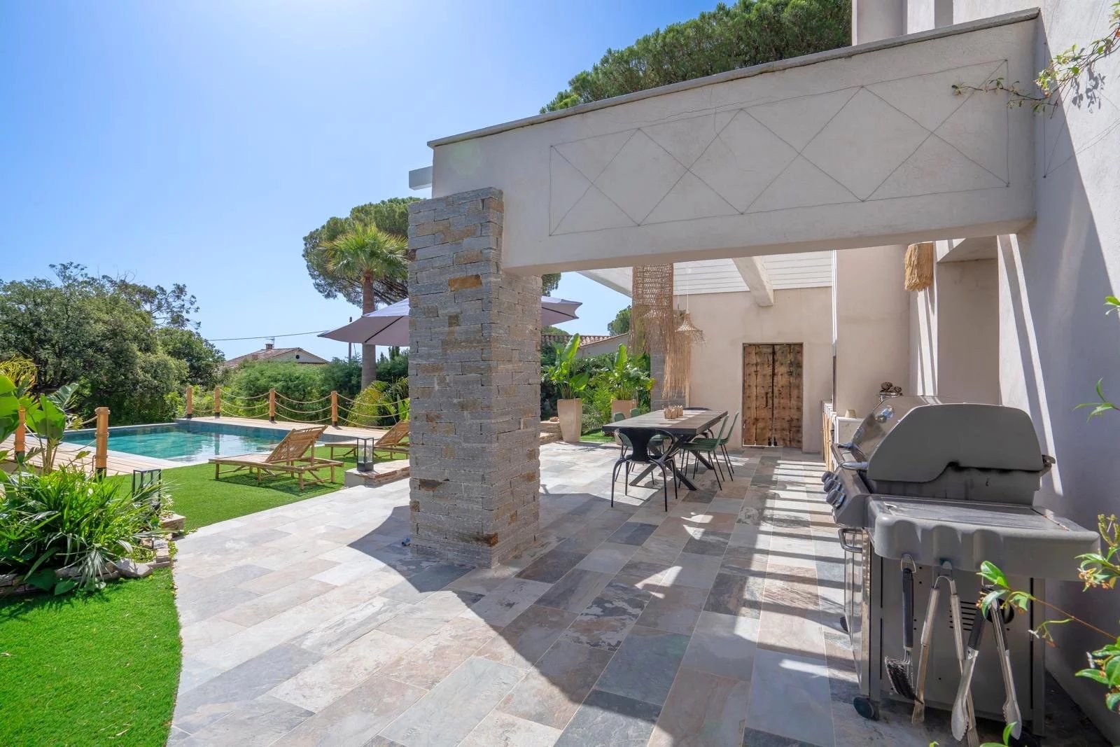 Villa rénovée à vendre à pied des plages à Grimaud