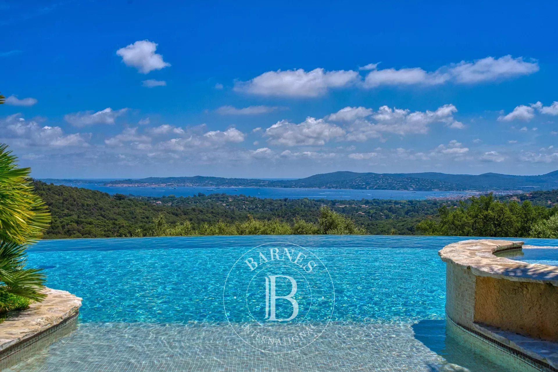 GOLFE DE SAINT TROPEZ - VILLA RÉNOVÉE AVEC VUE MER PANORAMIQUE- 8 CHAMBRES