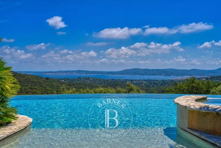 GOLFE DE SAINT TROPEZ - VILLA RÉNOVÉE AVEC VUE MER PANORAMIQUE- 8 CHAMBRES