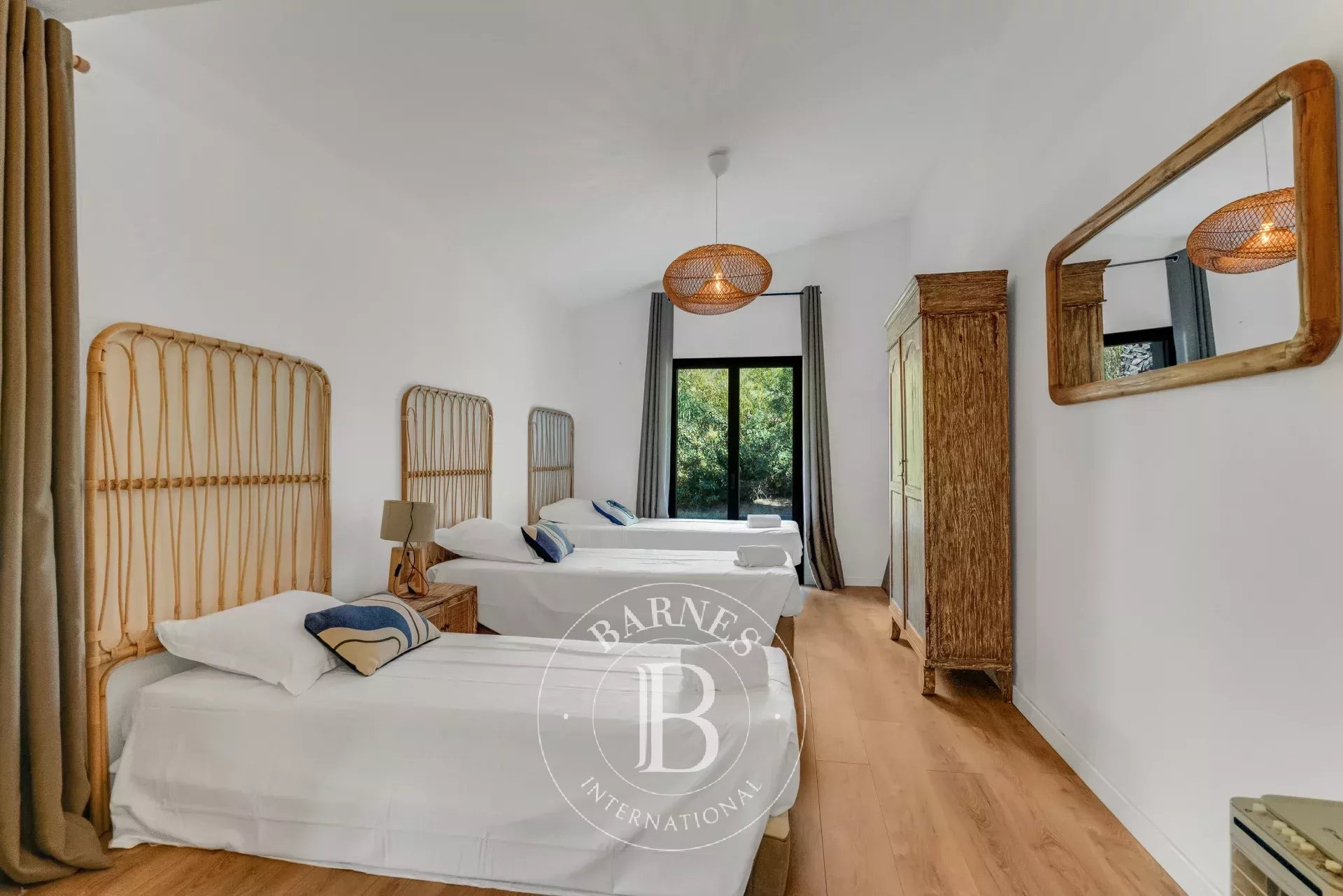 GRIMAUD - MAISON RENOVEE - 6 CHAMBRES - PROCHE VILLAGE