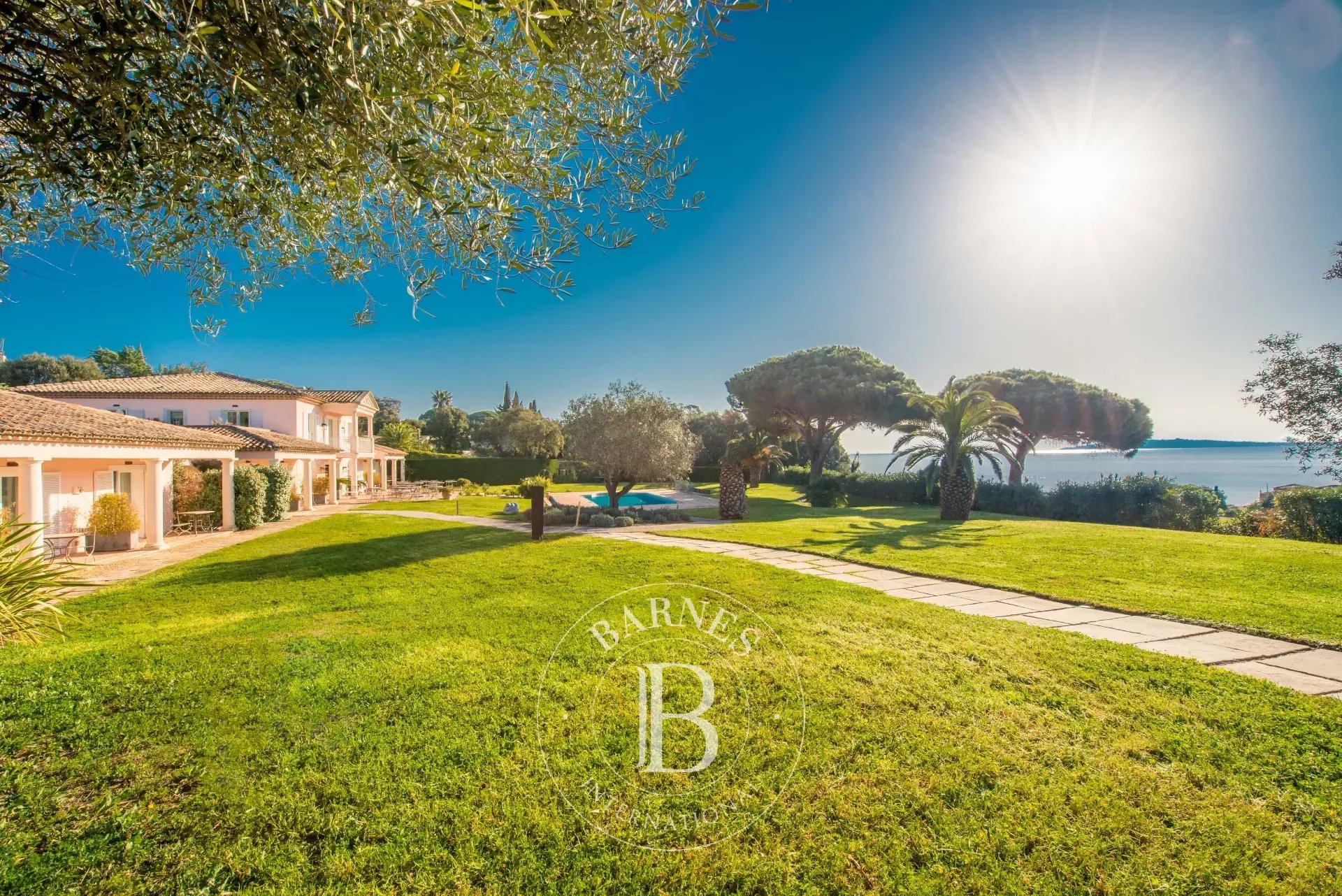 GRIMAUD - PROPRIÉTÉ DE PRESTIGE - VUE MER PANORAMIQUE