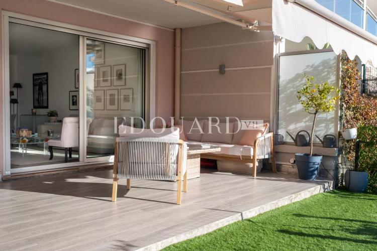 Magnifique trois pièces entièrement rénové avec terrasse, jardin et vue mer
