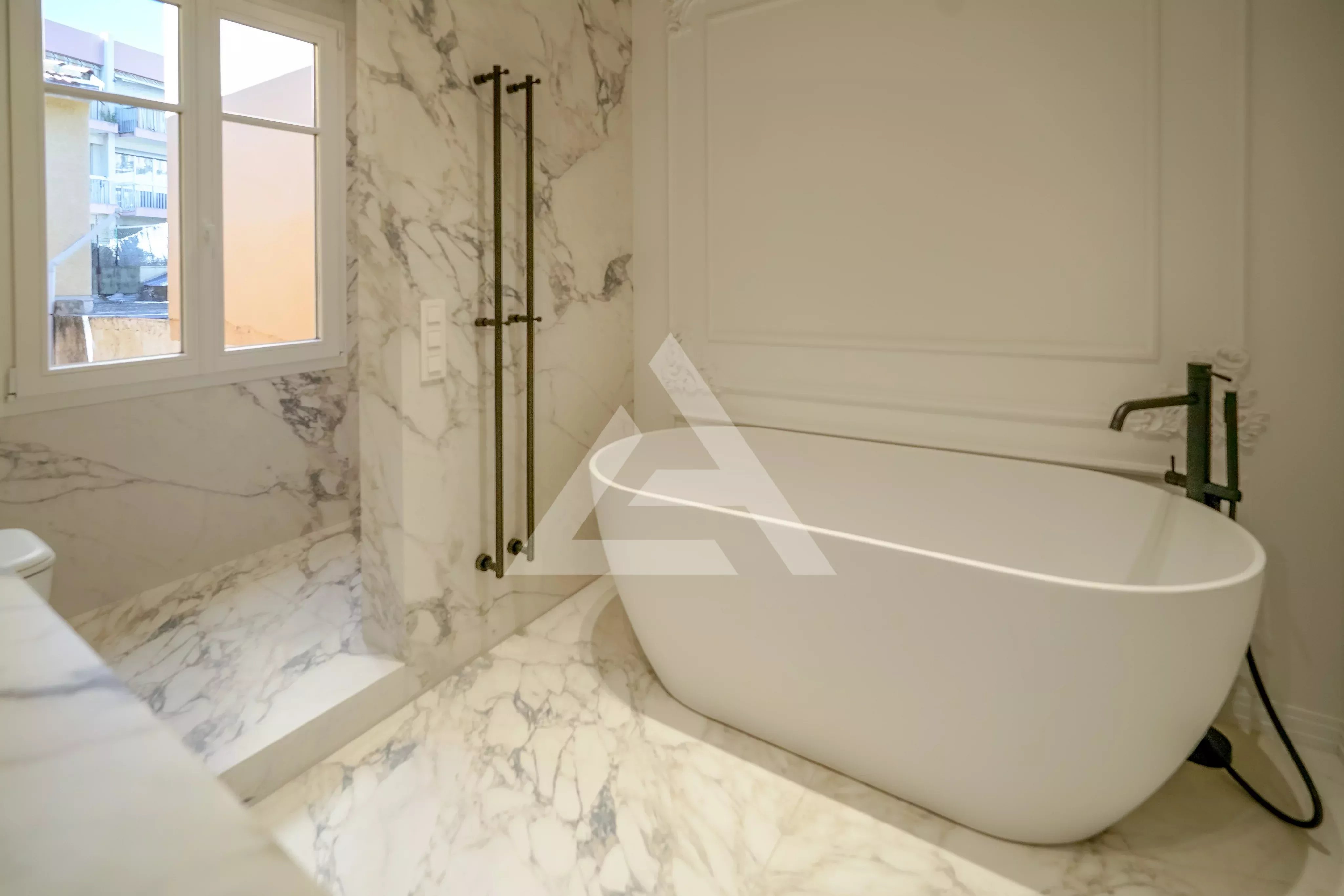 CAP D'AIL - APPARTEMENT SPACIEUX - DERNIER ETAGE AVEC JARDIN