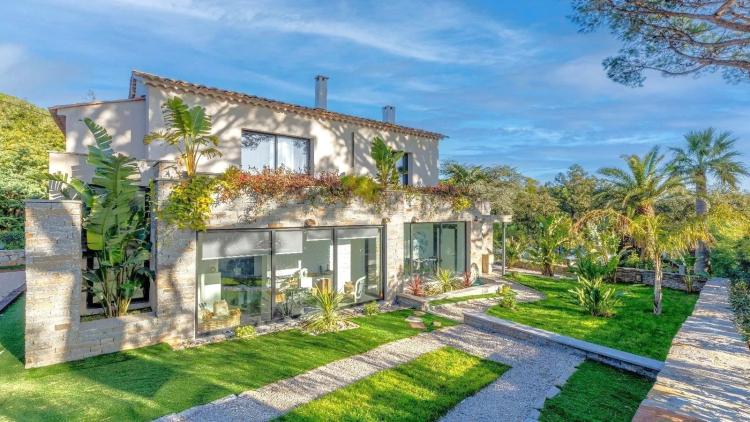 Villa rénovée à vendre à pied des plages à Grimaud