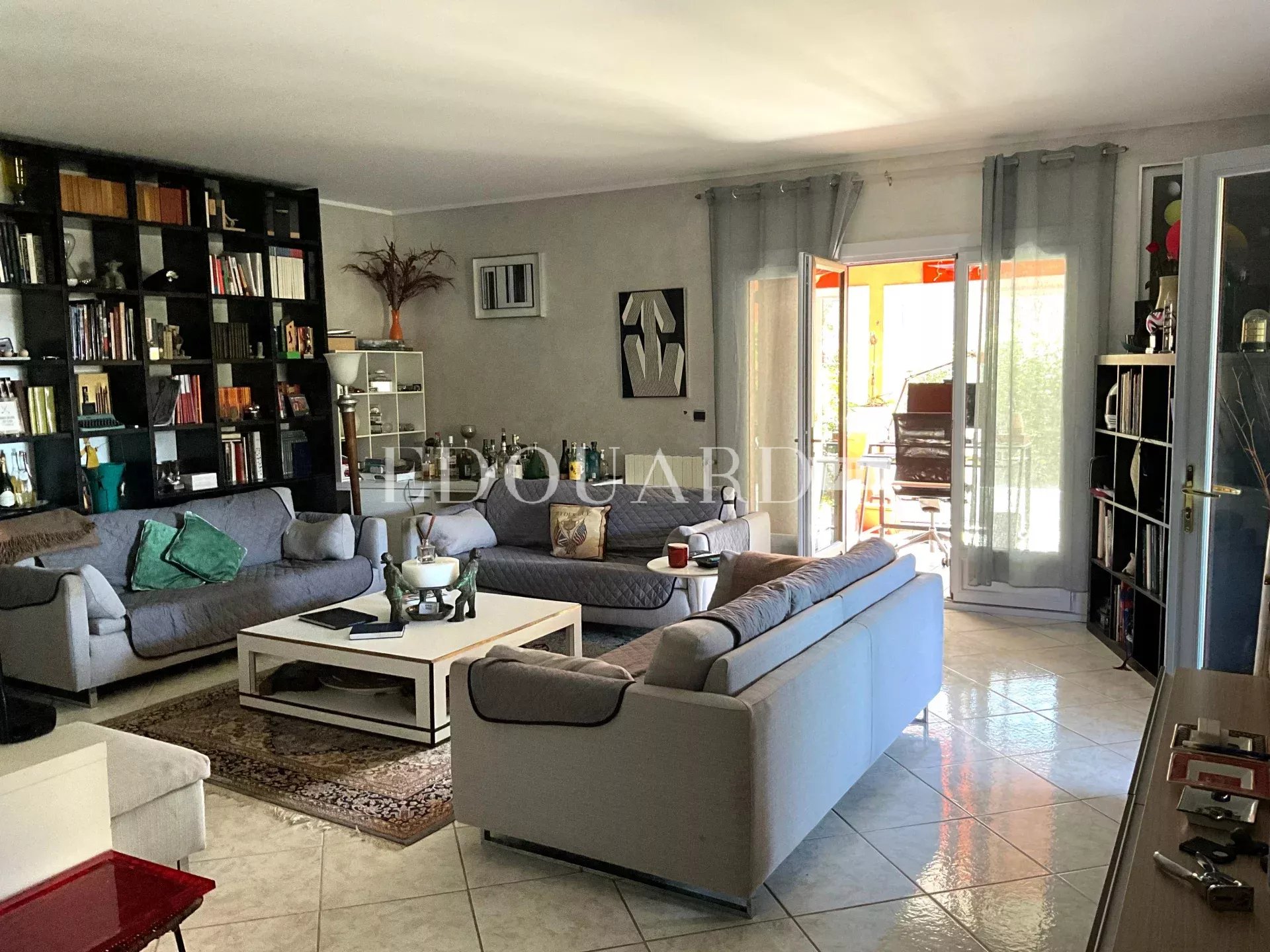 Dans un domaine privé proche de La Turbie, à vendre villa présentant un potentiel important
