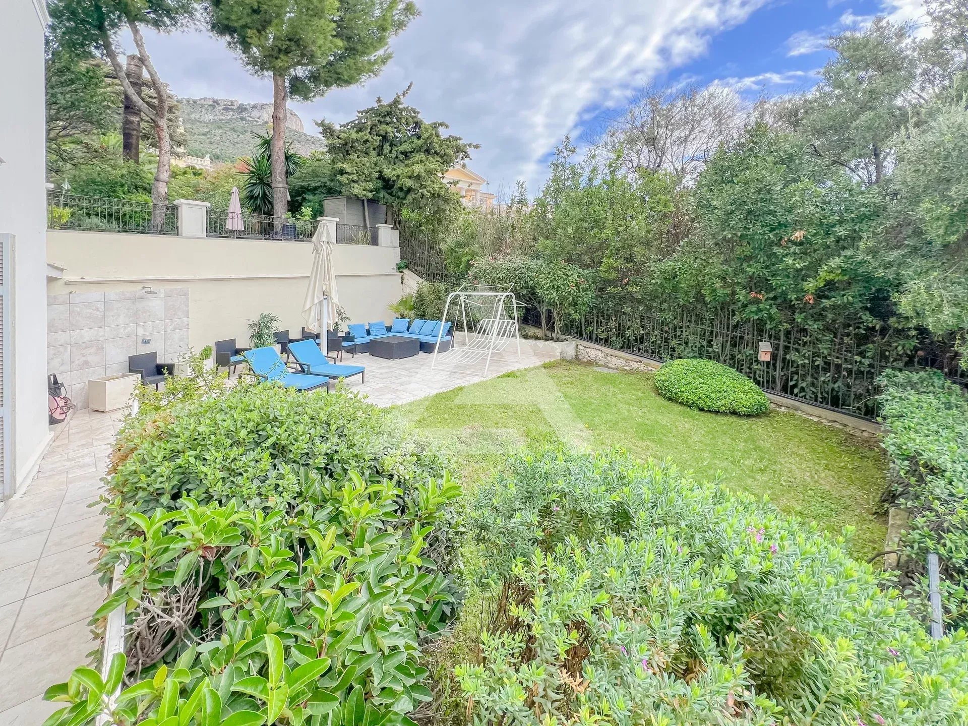 CAP D'AIL - GRAND 4 PIECES - VUE MER ET PARKING