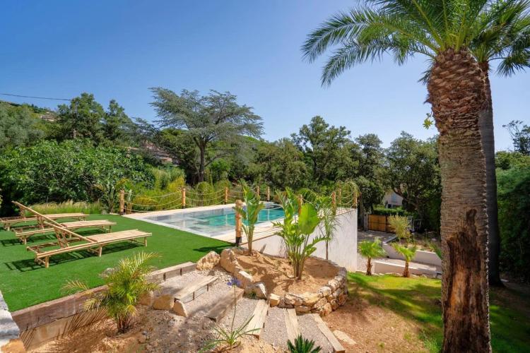 Villa rénovée à vendre à pied des plages à Grimaud