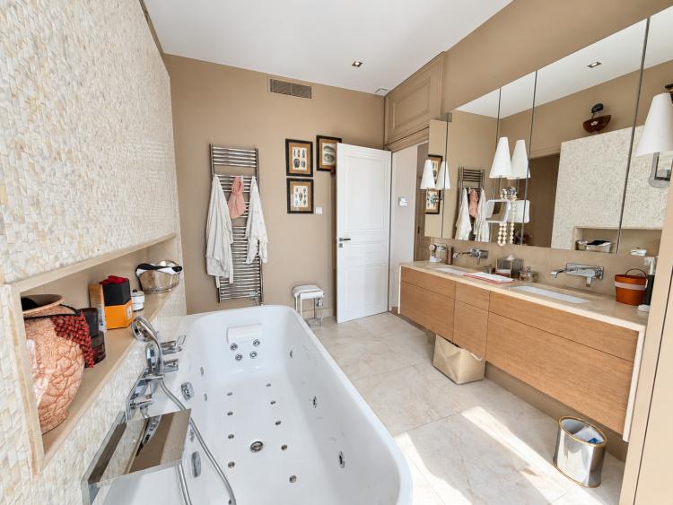 Cap-d’Ail – Élégant appartement à l’esprit villa, jardin privatif, piscine et vue mer