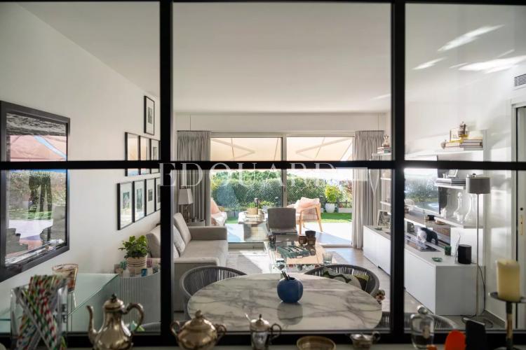 Magnifique trois pièces entièrement rénové avec terrasse, jardin et vue mer