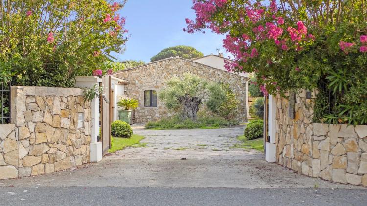 Villa à vendre à pied des plages à Grimaud