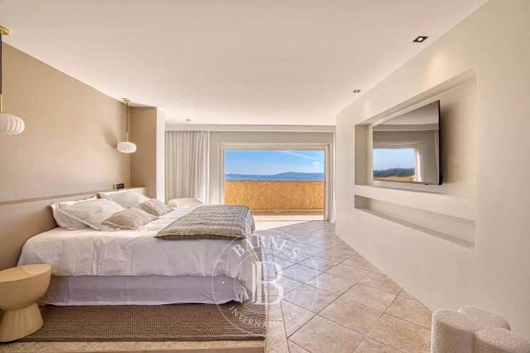 GOLFE DE SAINT TROPEZ - VILLA RÉNOVÉE AVEC VUE MER PANORAMIQUE- 8 CHAMBRES