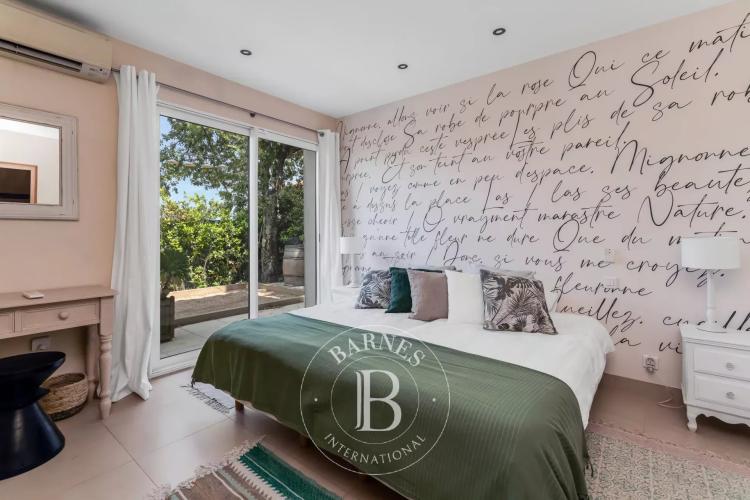 GOLFE DE SAINT TROPEZ - COGOLIN - VILLA RENOVEE - VUE DEGAGEE