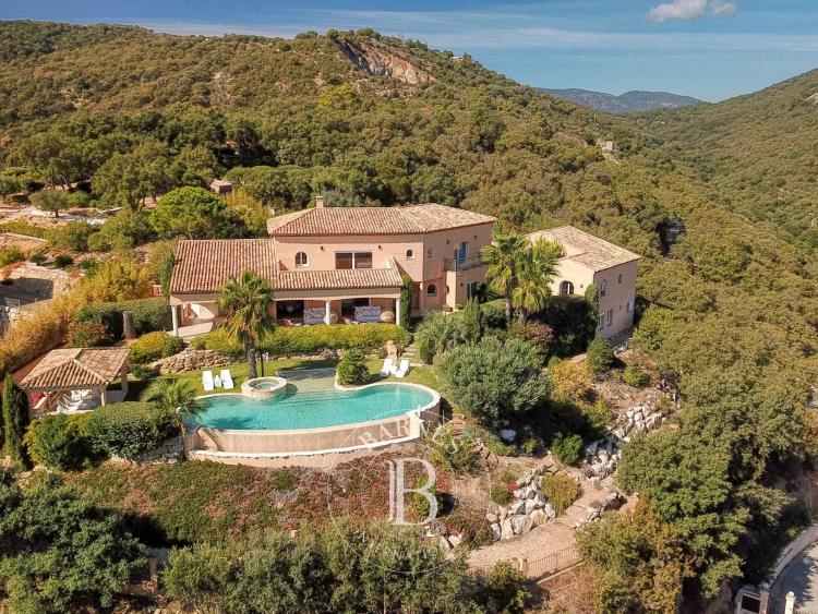GOLFE DE SAINT TROPEZ - VILLA RÉNOVÉE AVEC VUE MER PANORAMIQUE- 8 CHAMBRES