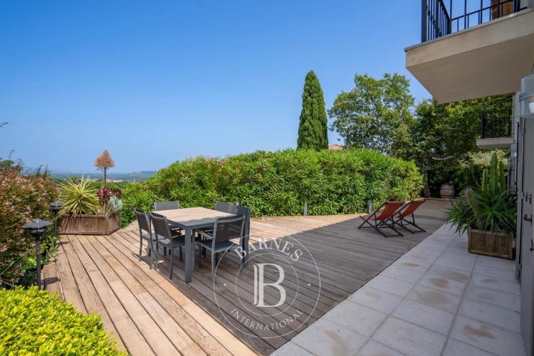 GOLFE DE SAINT TROPEZ - COGOLIN - VILLA RENOVEE - VUE DEGAGEE