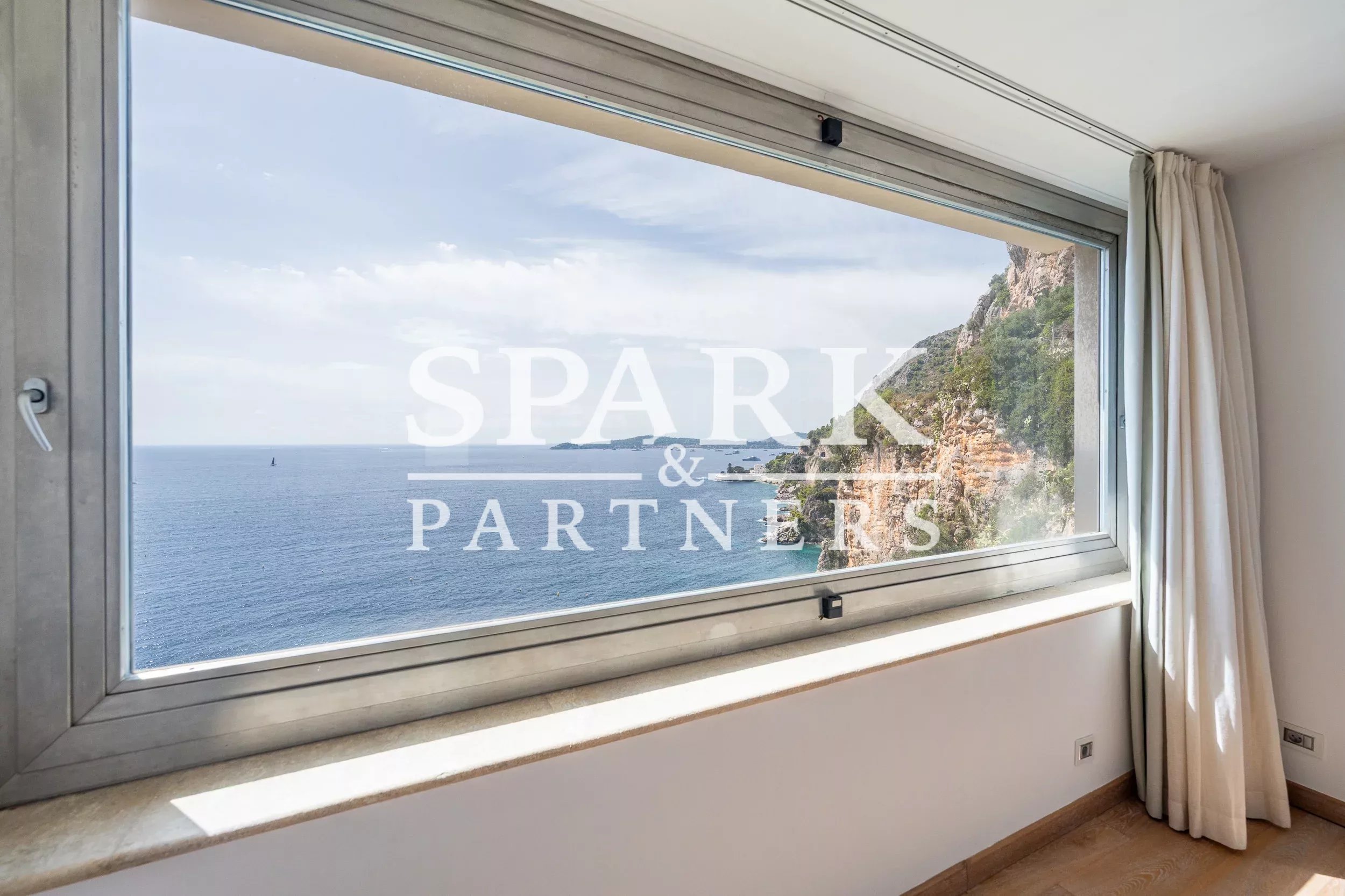 Cap d'Ail - Location - Villa moderne dans un domaine privé avec accès à la plage