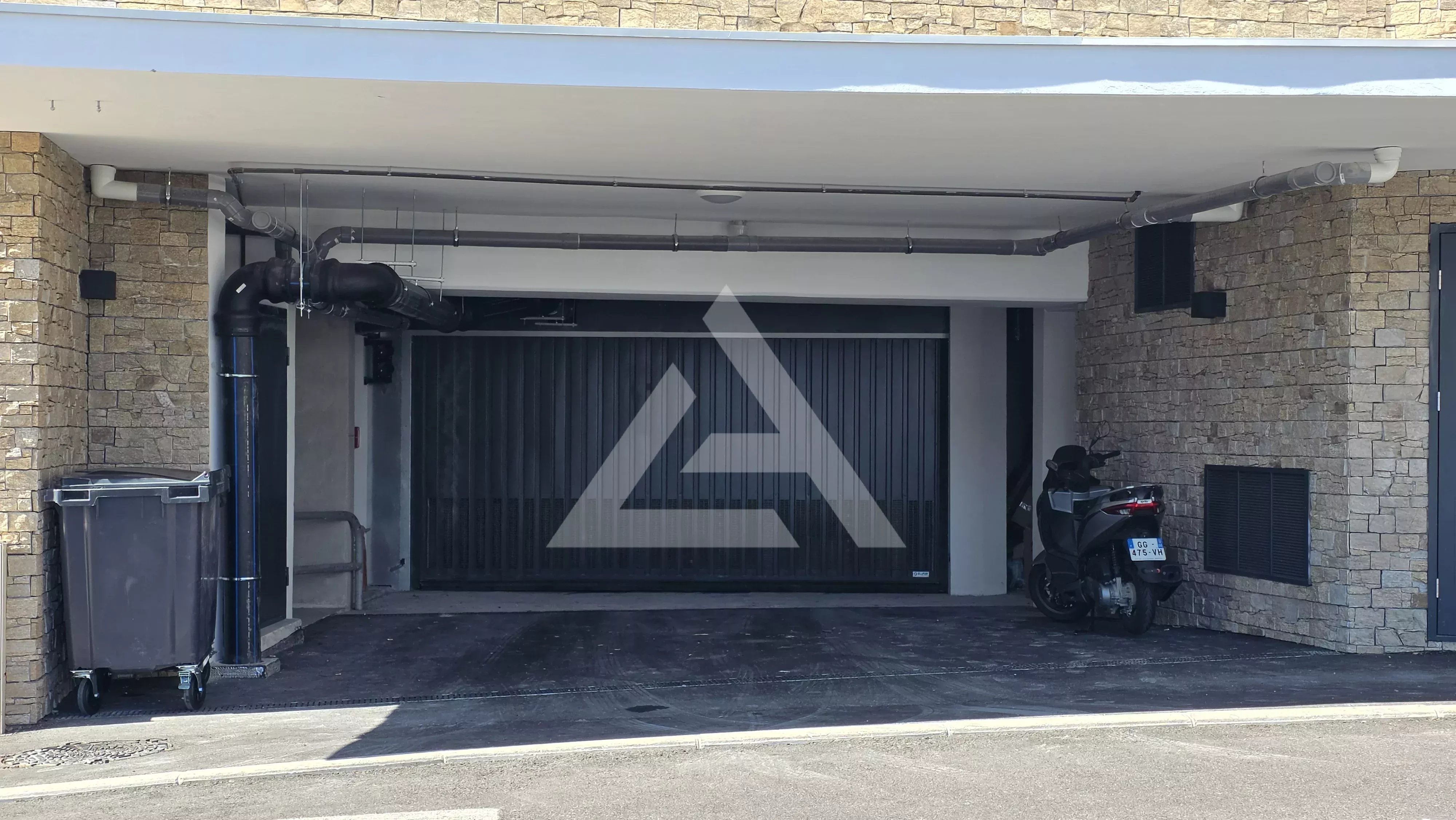 CAP D'AIL - DOUBLE GARAGE EN SOUS-SOL - RESIDENCE NEUVE EN CENTRE-VILLE