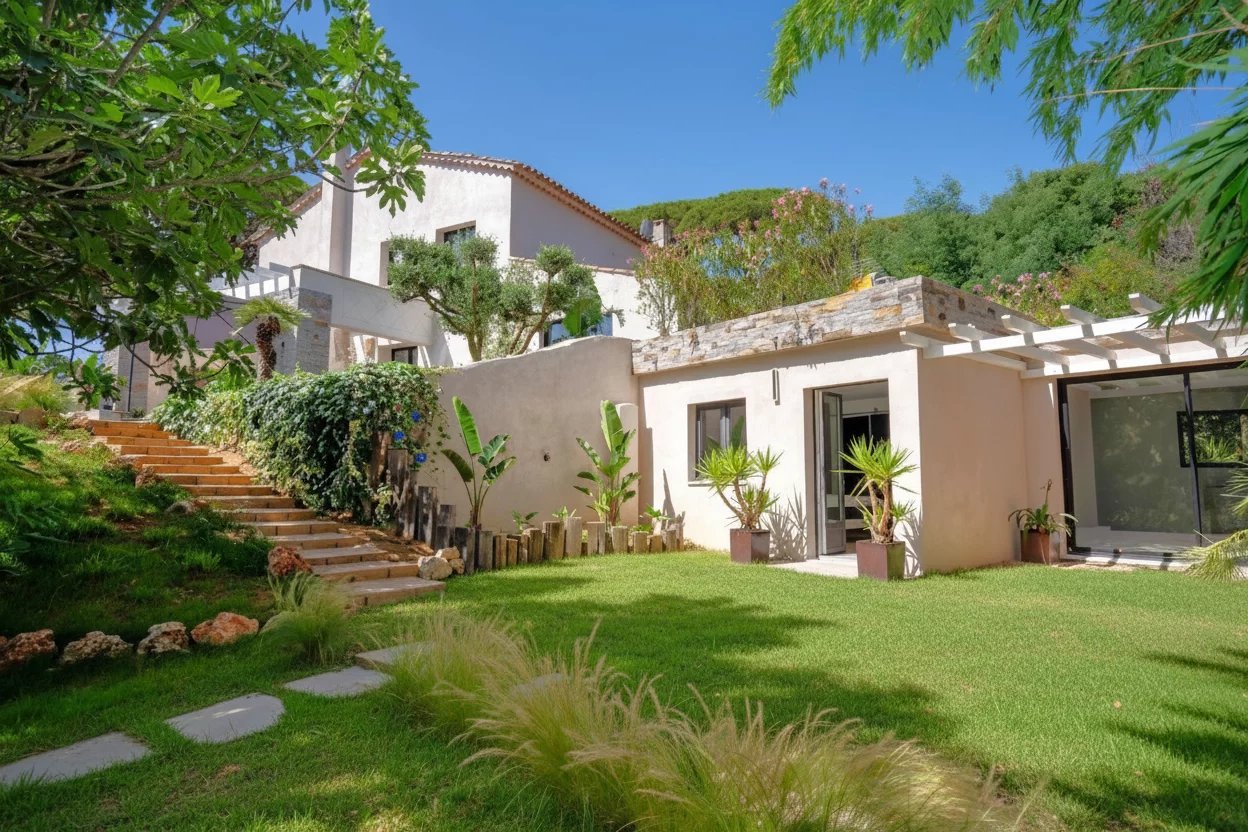 Villa rénovée à vendre à pied des plages à Grimaud