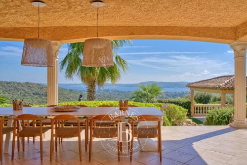 GOLFE DE SAINT TROPEZ - VILLA RÉNOVÉE AVEC VUE MER PANORAMIQUE- 8 CHAMBRES