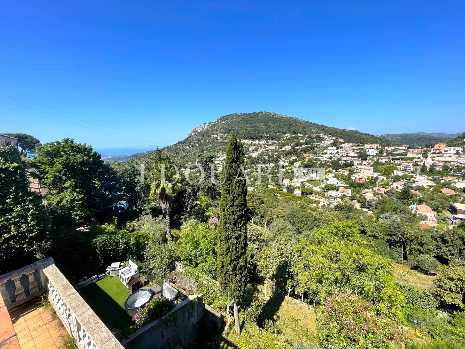 Proche du centre de La Turbie, à vendre maison de village de 180 m² à rénover, divisée en quatre appartements