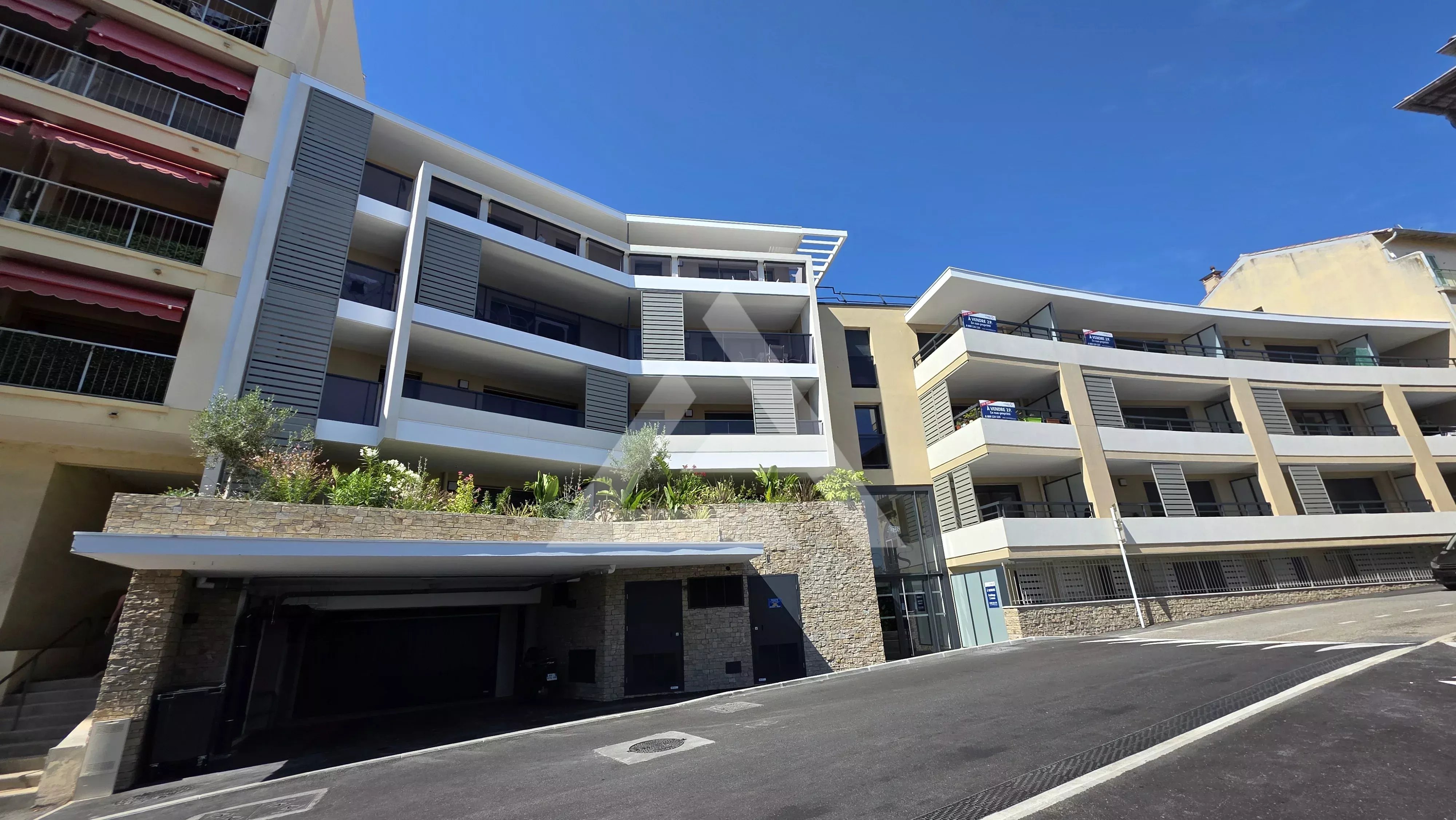CAP D'AIL - DOUBLE GARAGE EN SOUS-SOL - RESIDENCE NEUVE EN CENTRE-VILLE