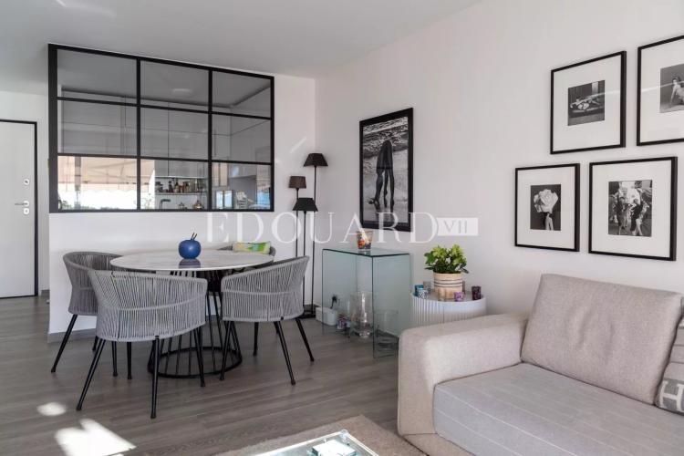 Magnifique trois pièces entièrement rénové avec terrasse, jardin et vue mer