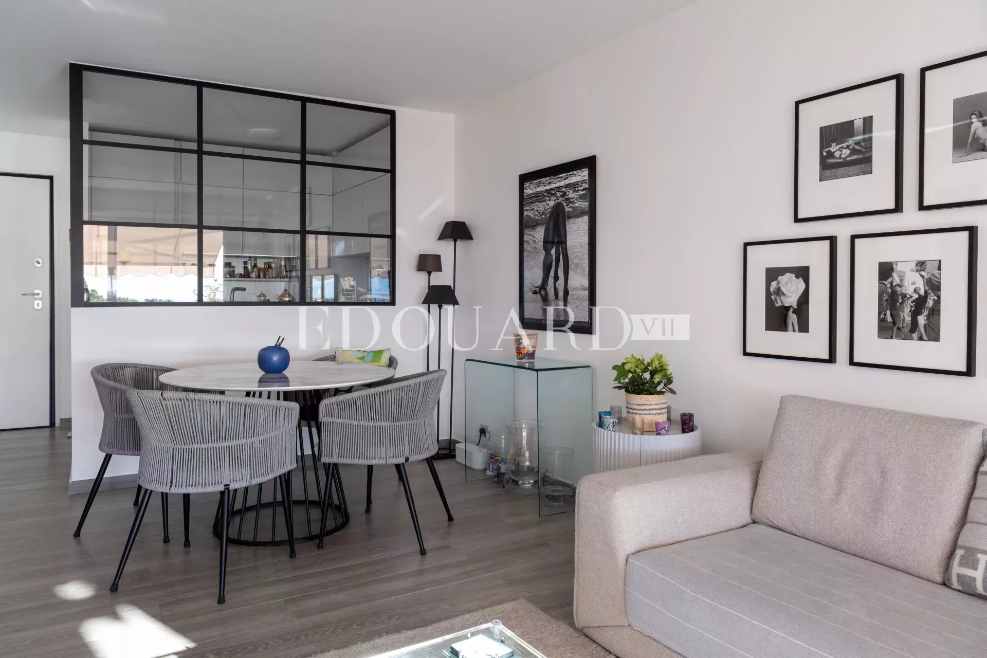 Magnifique trois pièces entièrement rénové avec terrasse, jardin et vue mer