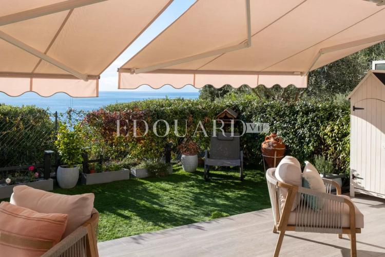 Magnifique trois pièces entièrement rénové avec terrasse, jardin et vue mer