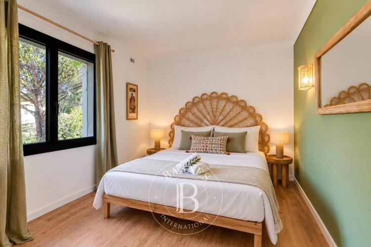 GRIMAUD - MAISON RENOVEE - 6 CHAMBRES - PROCHE VILLAGE
