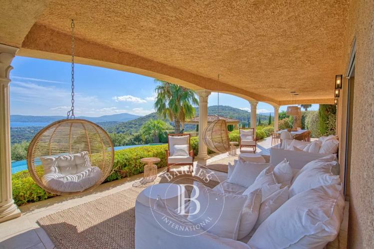 GOLFE DE SAINT TROPEZ - VILLA RÉNOVÉE AVEC VUE MER PANORAMIQUE- 8 CHAMBRES
