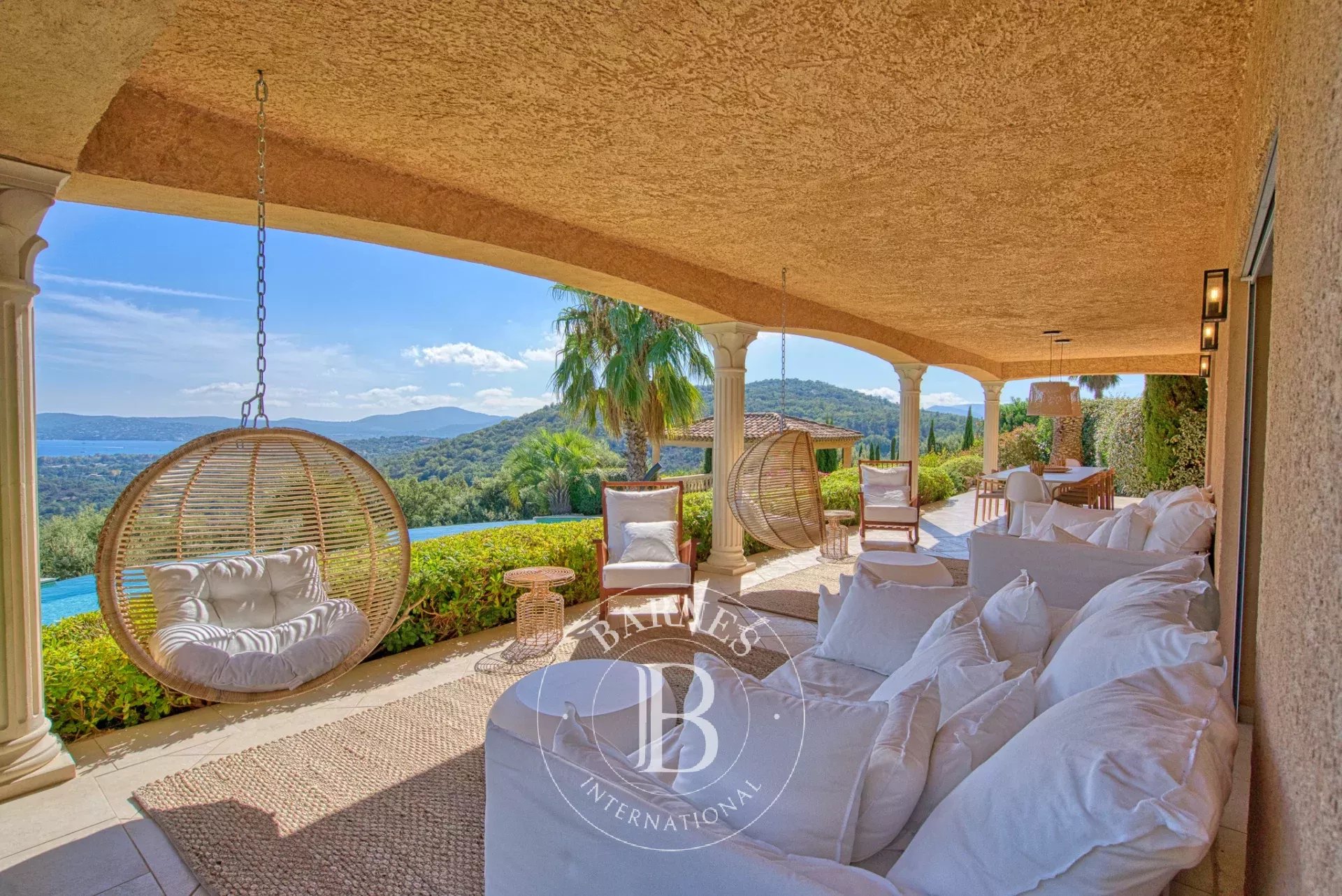 GOLFE DE SAINT TROPEZ - VILLA RÉNOVÉE AVEC VUE MER PANORAMIQUE- 8 CHAMBRES