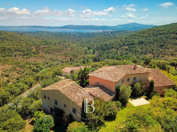 GOLFE DE SAINT TROPEZ - VILLA RÉNOVÉE AVEC VUE MER PANORAMIQUE- 8 CHAMBRES