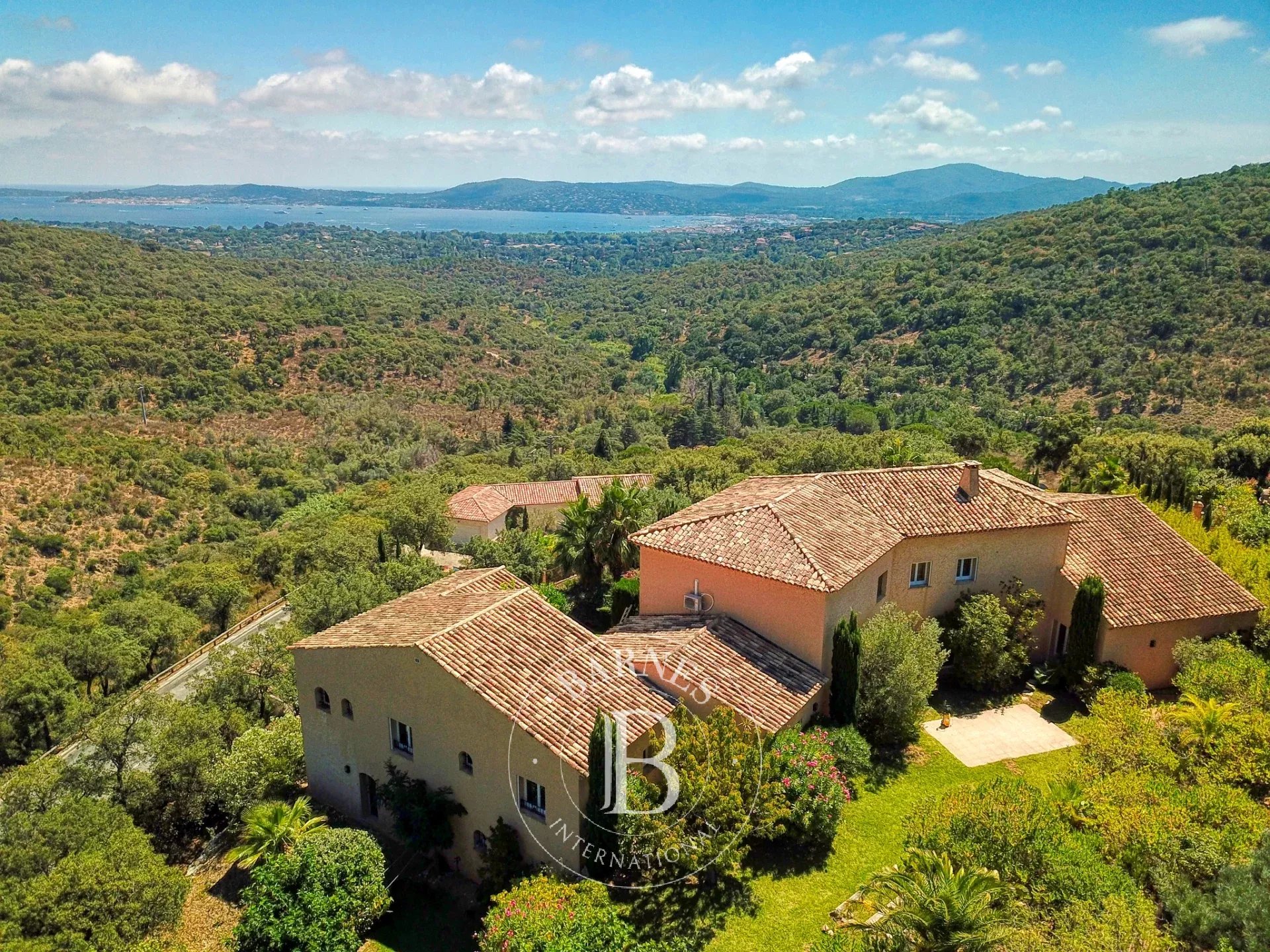 GOLFE DE SAINT TROPEZ - VILLA RÉNOVÉE AVEC VUE MER PANORAMIQUE- 8 CHAMBRES
